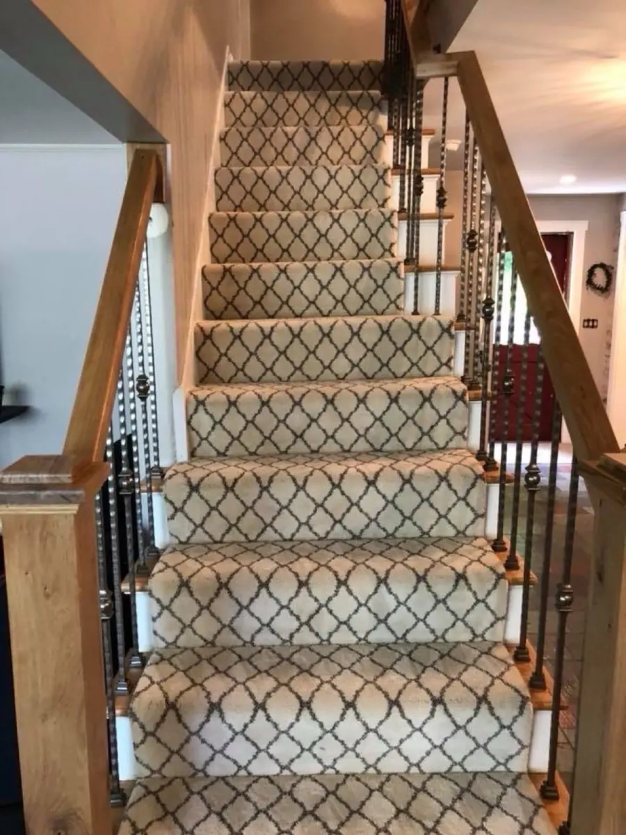 Trellis pattern runner on oak treads